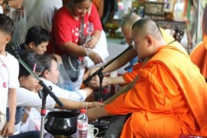 monks at pithi panyak