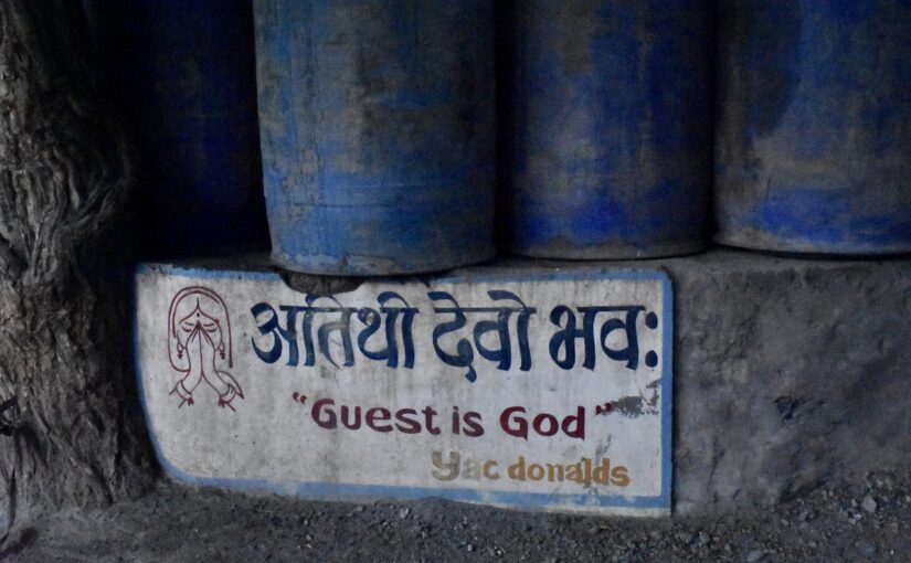 Image of a sign with the words "Guest is God"
