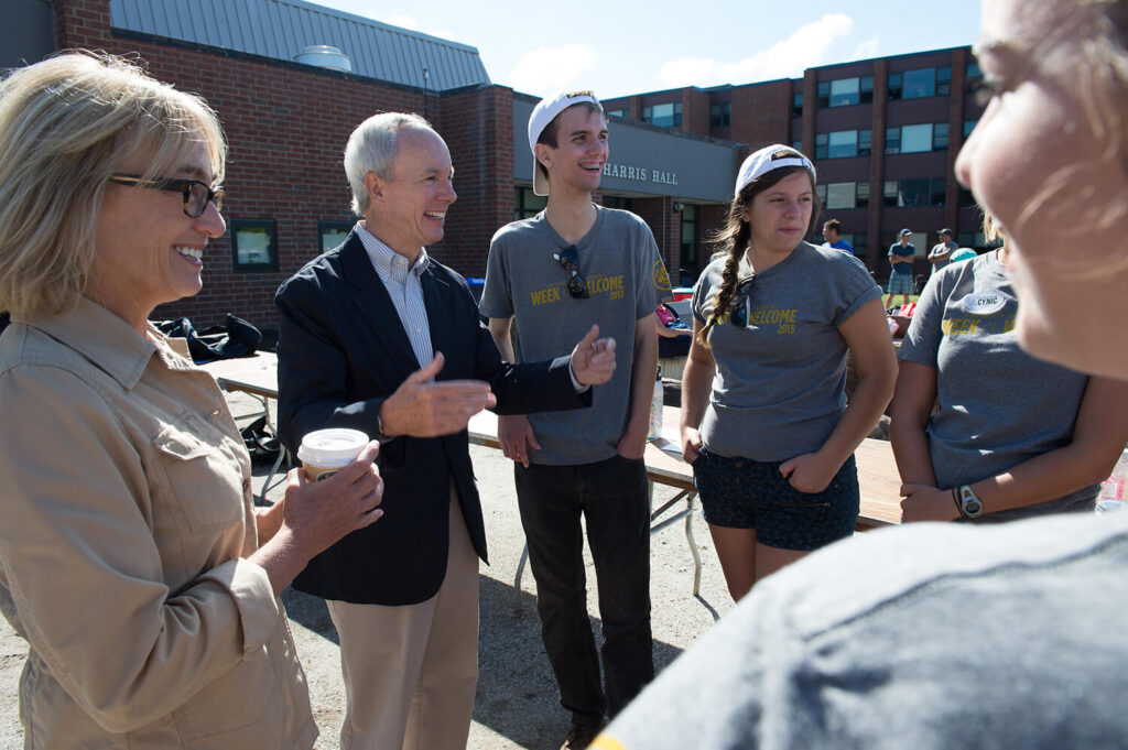 Former UVM President, Thomas Sullivan, lends a hand on student move in day